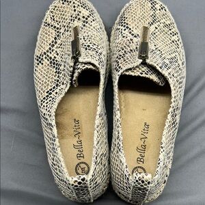 Bella Vita Cream and Black Snakeskin Loafers with small wedge.‎  Size 6.5M  2